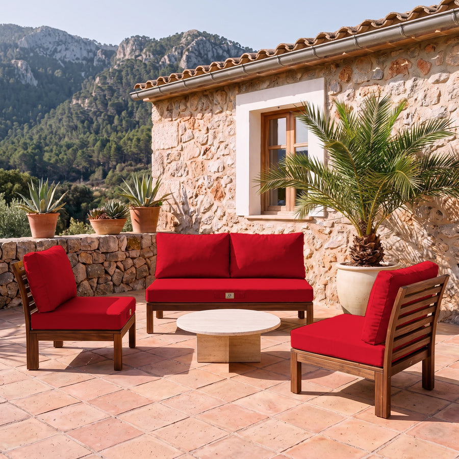 Tuinlounge kussens in Rood op een houten bank en twee fauteuils, terras van een Mallorcaanse finca