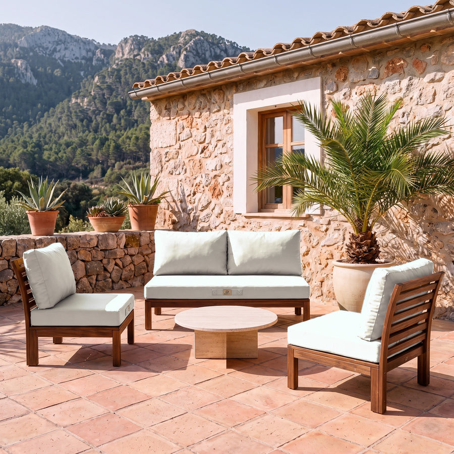 Tuinlounge kussens in Gebroken Wit op een houten bank en twee fauteuils, terras van een Mallorcaanse finca