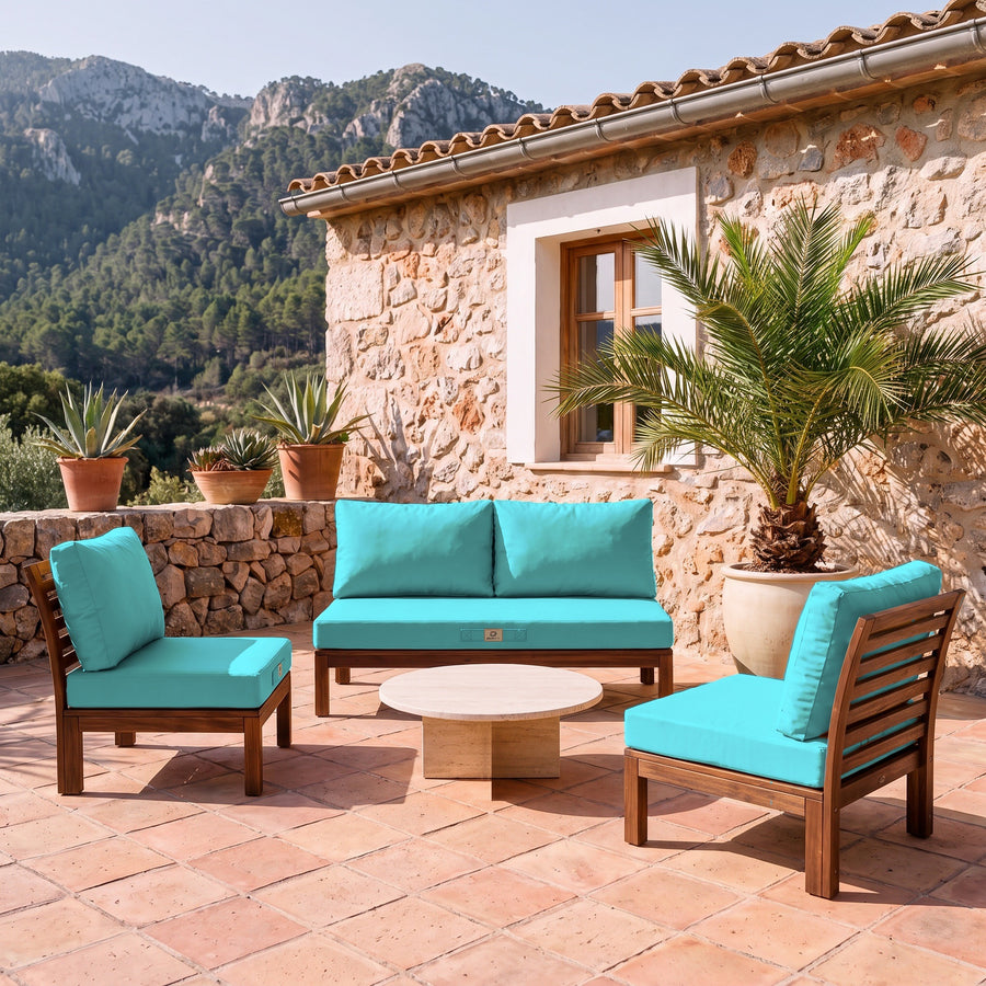 Almofadas para sala de jardim Azul Caraíbas num sofá e duas poltronas de madeira, terraço de uma finca maiorquina