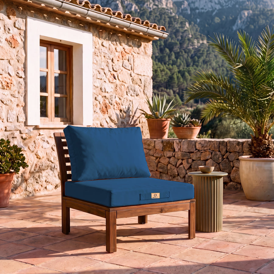 Conjunto de almofadas para sala de jardim 60x60 Azul Petróleo numa poltrona de madeira, terraço de uma finca maiorquina