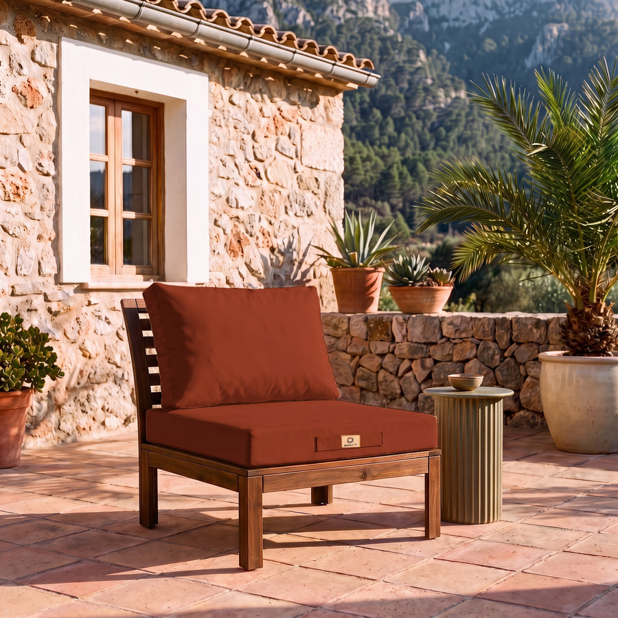 Conjunto de almofadas para sala de jardim 60x60 Terracota numa poltrona de madeira, terraço de uma finca maiorquina