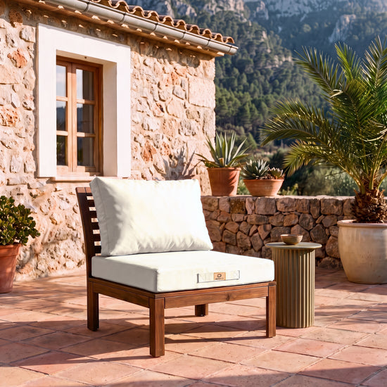 Ensemble coussins salon de jardin 60x70 Blanc Cassé sur un fauteuil en bois, terrasse d&