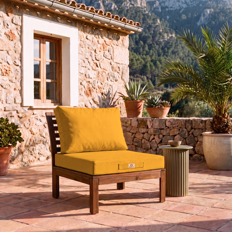 Ensemble coussins salon de jardin 60x70 Jaune sur un fauteuil en bois, terrasse d'une finca majorquine