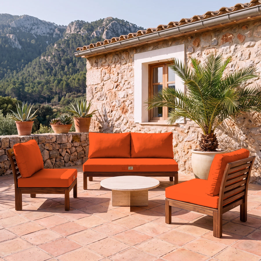 Coussins salon de jardin Orange sur une banquette et deux fauteuils en bois, terrasse d'une finca majorquine