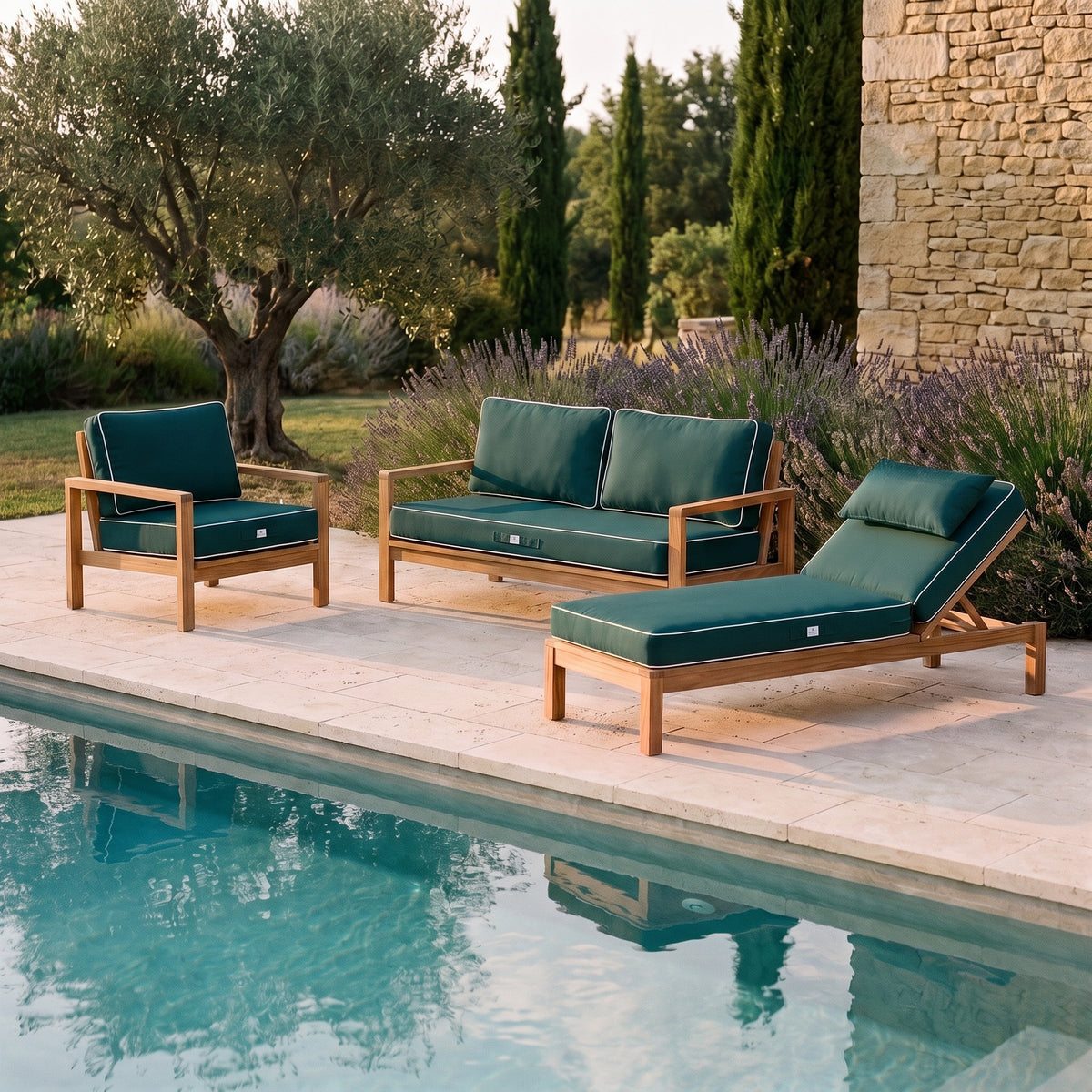 Fauteuil, banquette et bain de soleil en teck avec coussins Premium vert émeraude à passepoil blanc Deco Arts au bord d'une piscine
