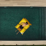 Housse de pouf flottant XXL 180x140 cm en jaune miel pour piscine, déhoussable, de marque Deco-arts.fr.