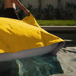 Pouf géant flottant jaune miel pour piscine, 180x140 cm, en billes, beanbag déhoussable par Deco-arts.fr