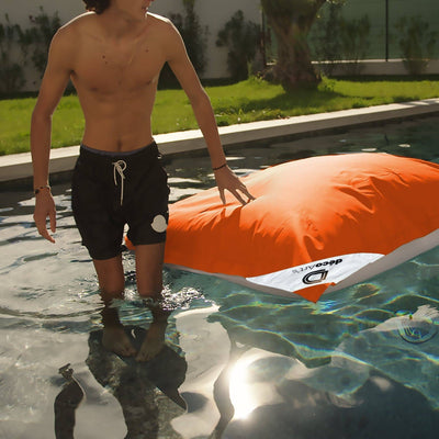 Housse de pouf flottant XXL orange pour piscine, en tissu déhoussable, conçue pour un beanbag de grande taille.