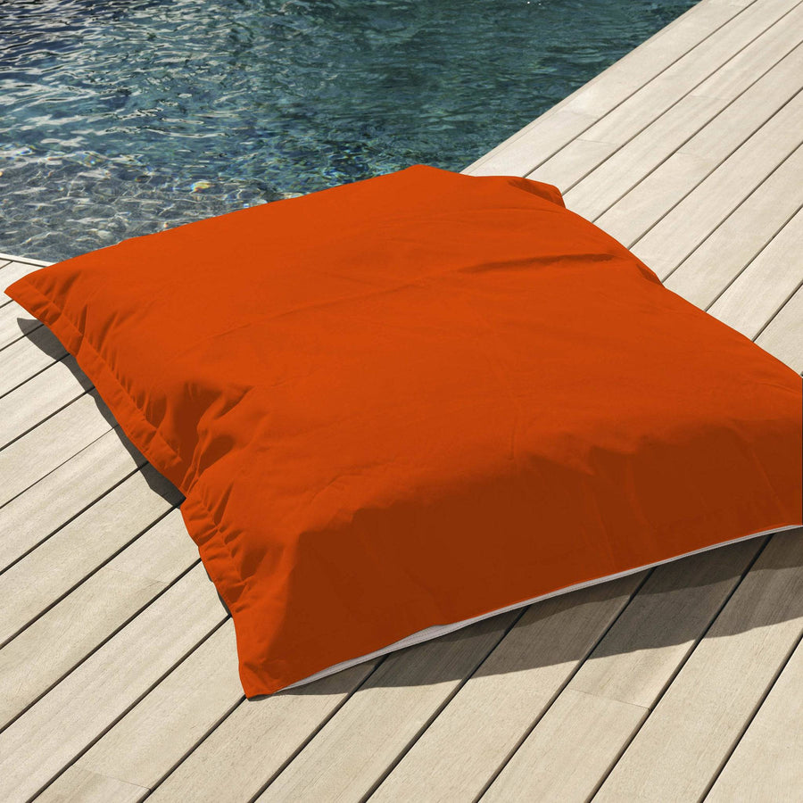 Pouf géant flottant orange pour piscine, dehoussable, 180x140 cm, en billes, par Deco-arts.fr, idéal pour l'extérieur