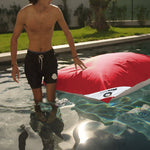 Pouf géant flottant rouge piment de 180x140 cm, en polyester pour piscine, avec billes, de la marque Deco-arts.fr.