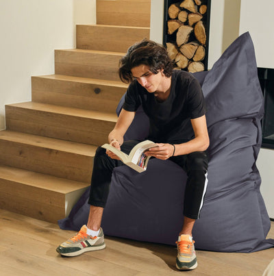 Pouf géant XXL 180x140 cm en gris carbone, extérieur, déhoussable et imperméable, mousse confortable pour salon ou jardin.