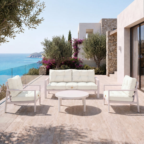 Coussins capitonnés Blanc Cassé sur un canapé et deux fauteuils, terrasse face à la mer