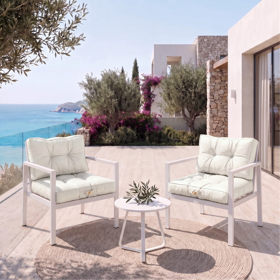 Gepolstertes Kissen-Set 60x60 in Altweiß auf zwei Sesseln, Terrasse mit Meerblick