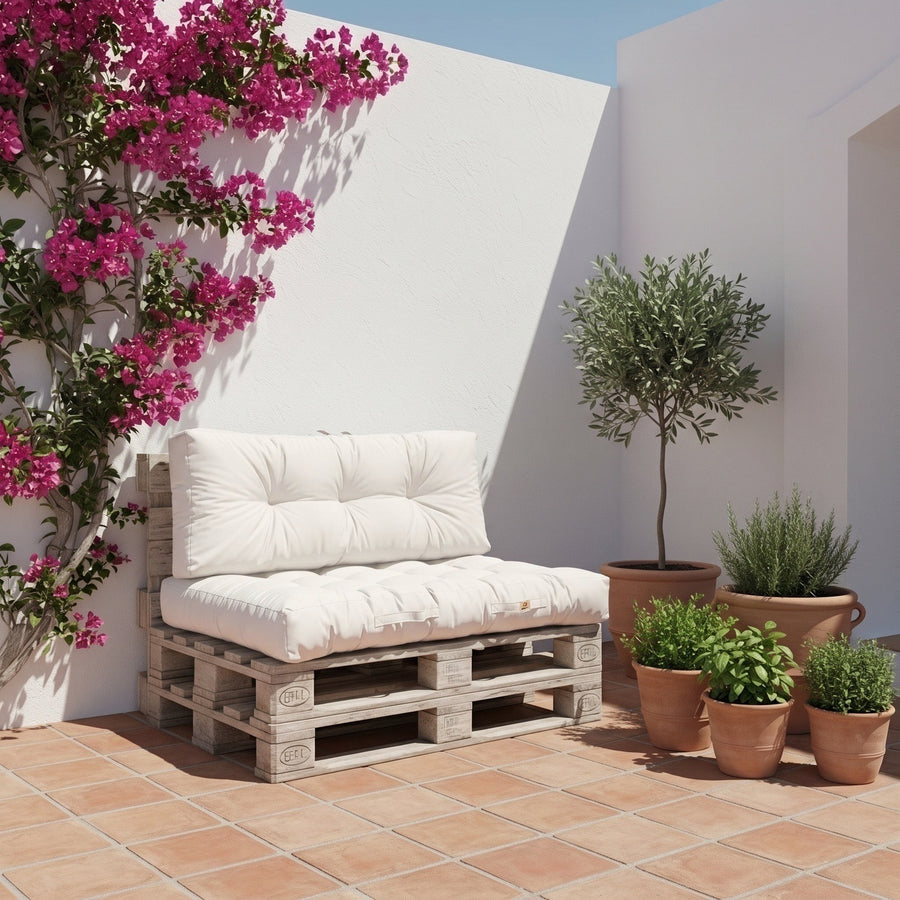 Palletkussenset 120x80 in Gebroken Wit op een palletbank, terras met bloemen