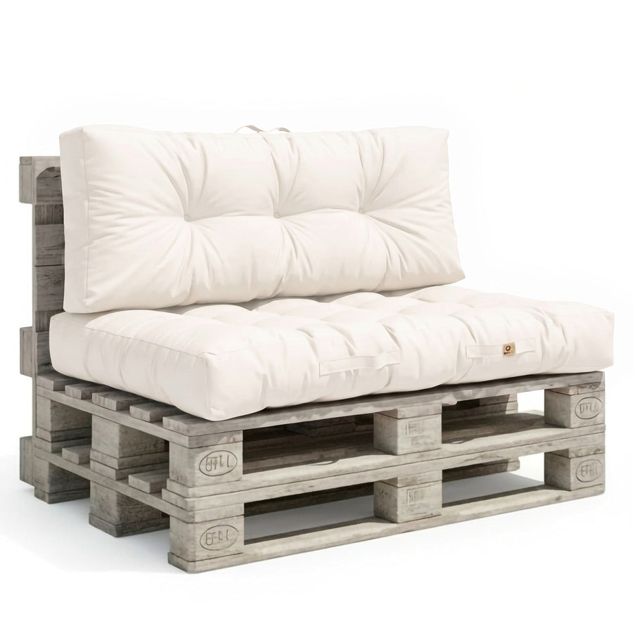 Palletkussenset 120x80 in Gebroken Wit, zitting en rugkussen op een palletbank, witte achtergrond