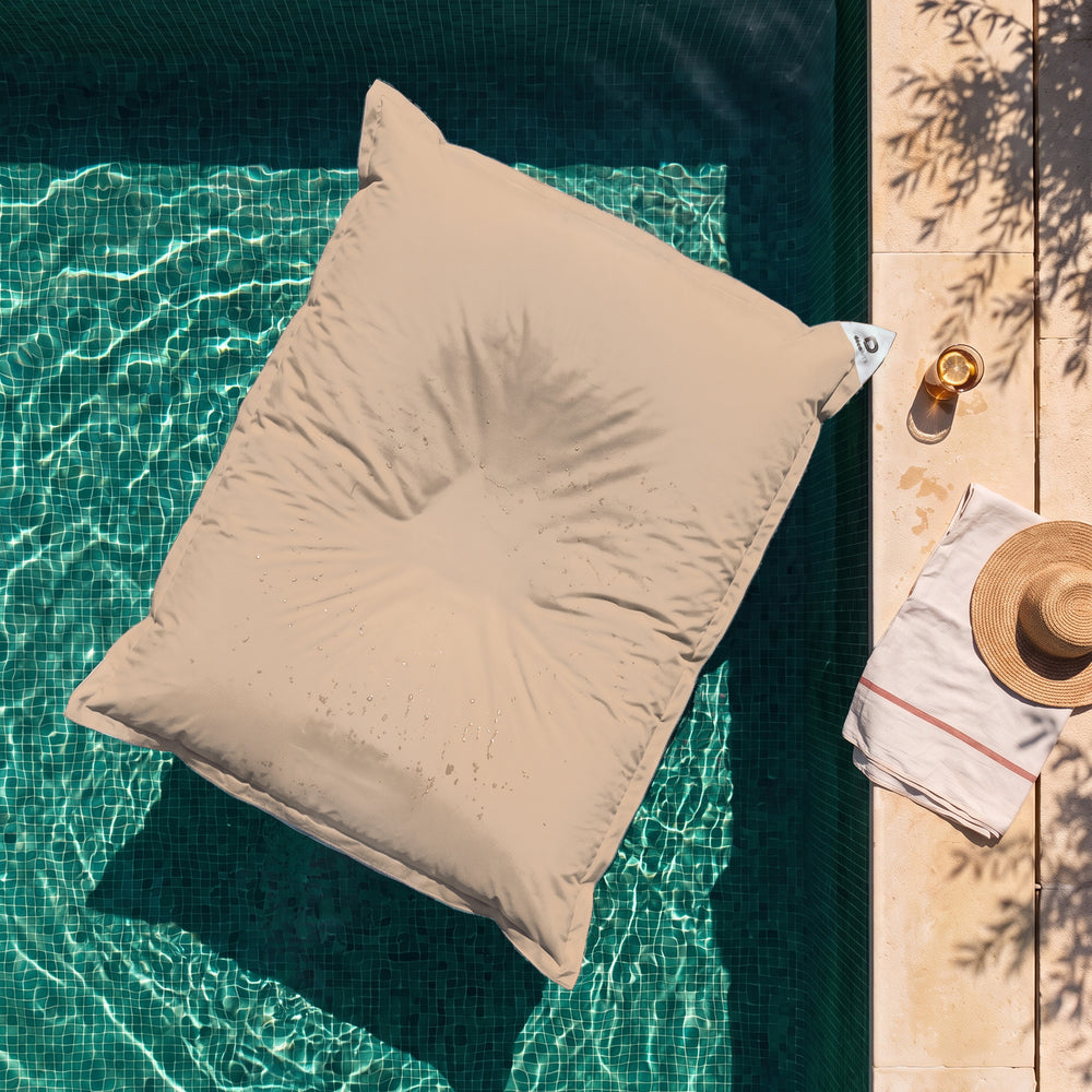 Nur Bezug, zum Befüllen – Riesen-Schwimmsitzsack in Beige auf dem Wasser eines Pools, Draufsicht