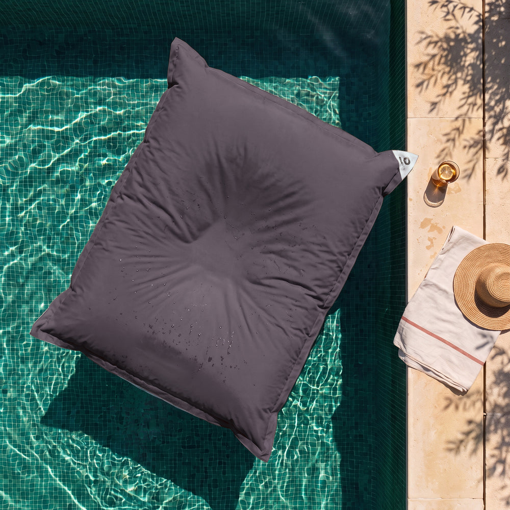 Housse seule à garnir – Pouf géant flottant Gris Carbone sur l'eau d'une piscine, vue du dessus