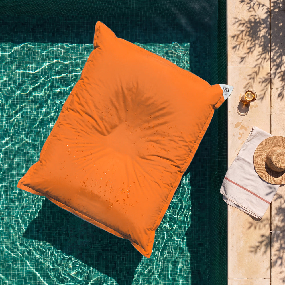 Housse seule à garnir – Pouf géant flottant Orange sur l'eau d'une piscine, vue du dessus