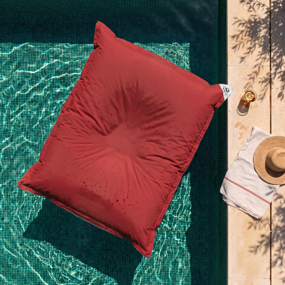 Housse seule à garnir – Pouf géant flottant Rouge Piment sur l'eau d'une piscine, vue du dessus