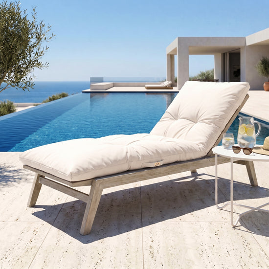 Colchão para espreguiçadeira acolchoado 185x60 Branco-Sujo numa espreguiçadeira de madeira junto a uma piscina