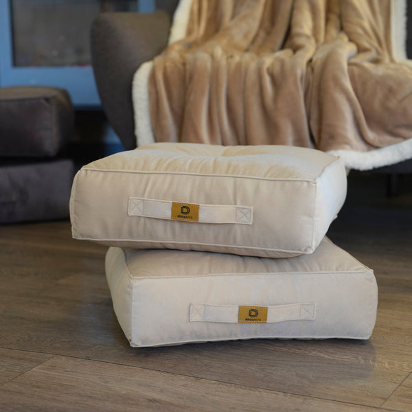 Deux poufs en velours gris clair de 40x40 cm, épais de 14 cm, pour intérieur, avec coussins de sol.