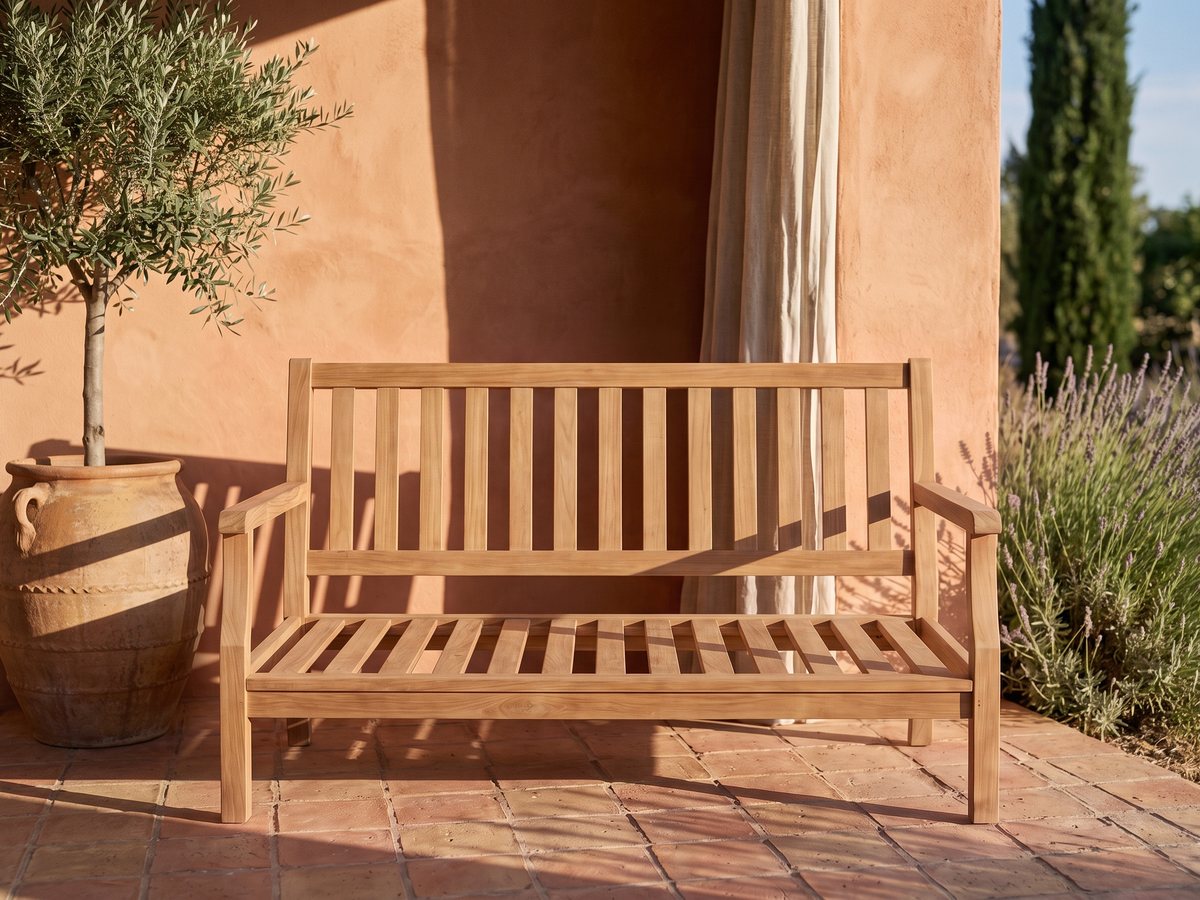 Avant : une banquette en teck sans coussin sur une terrasse provençale