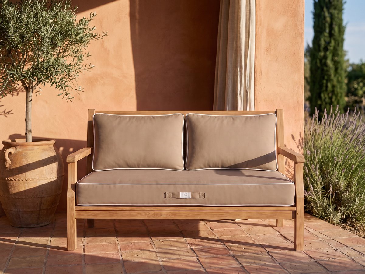 Après : la même banquette en teck avec l'ensemble de coussins Premium Moka à passepoil blanc de Deco Arts